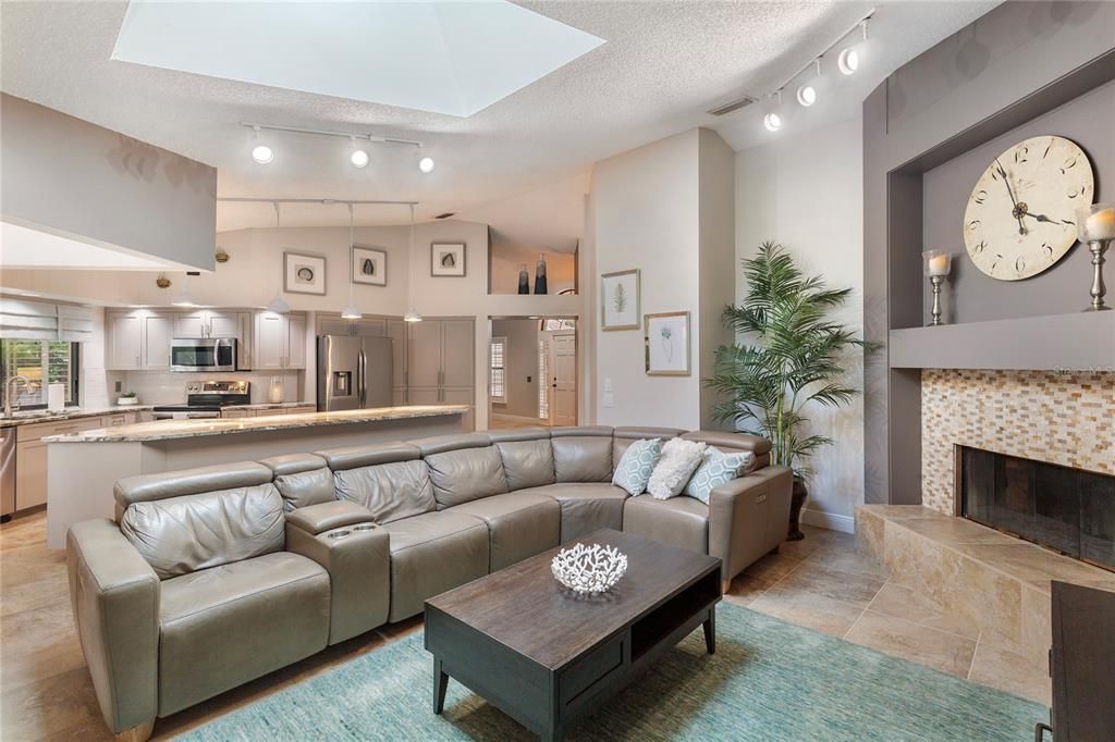 Activo con contrato: $849,900 (4 camas, 2 baños, 2824 Pies cuadrados)
