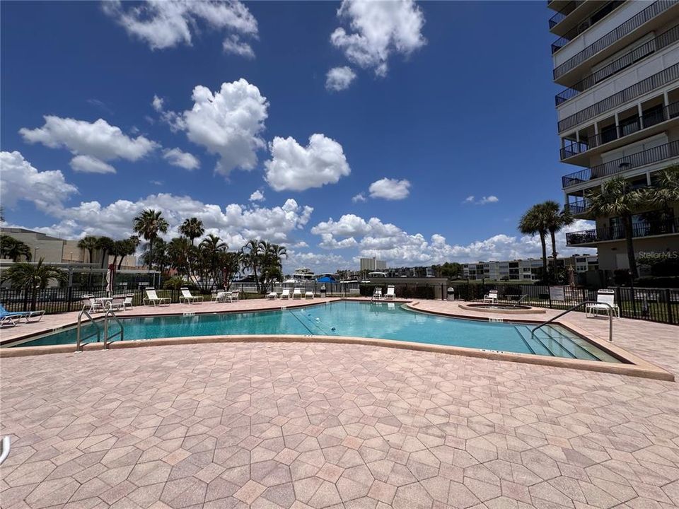 For Sale: $239,000 (2 beds, 2 baths, 1170 Square Feet)