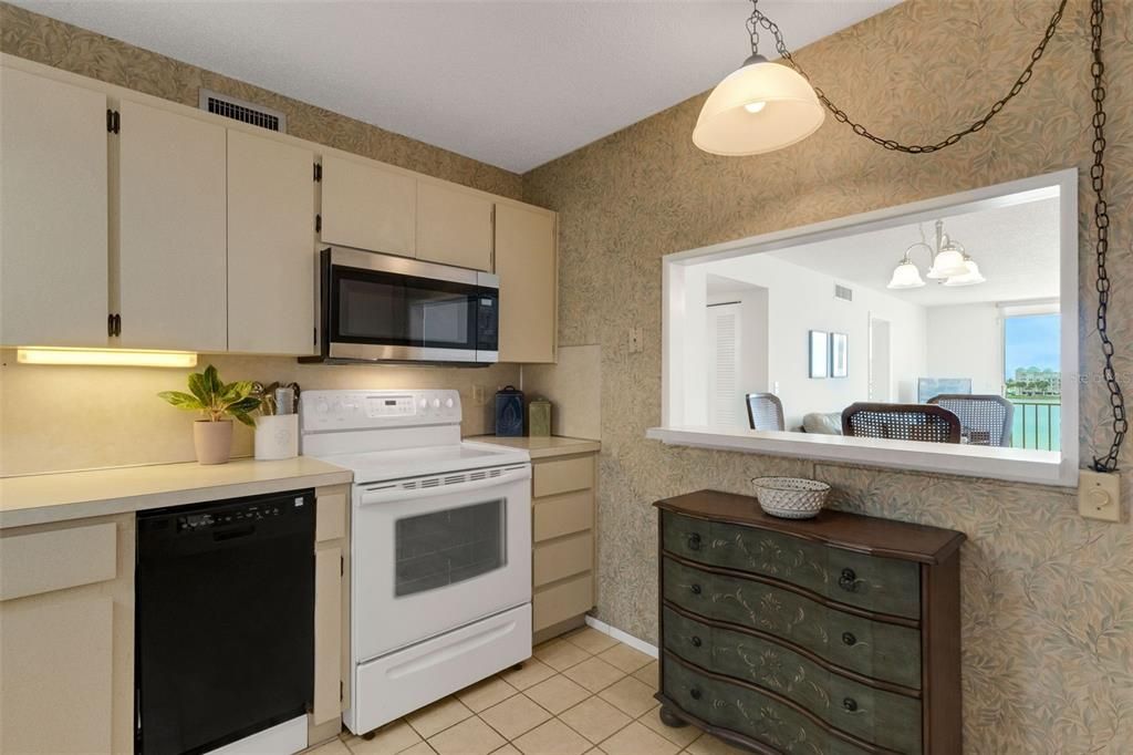 For Sale: $239,000 (2 beds, 2 baths, 1170 Square Feet)