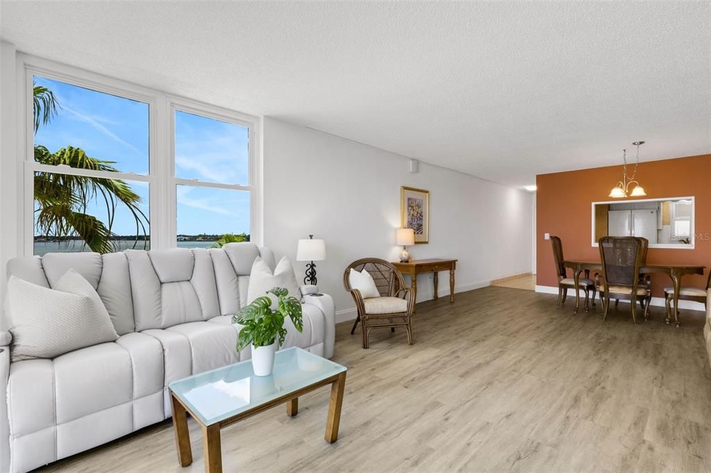For Sale: $239,000 (2 beds, 2 baths, 1170 Square Feet)