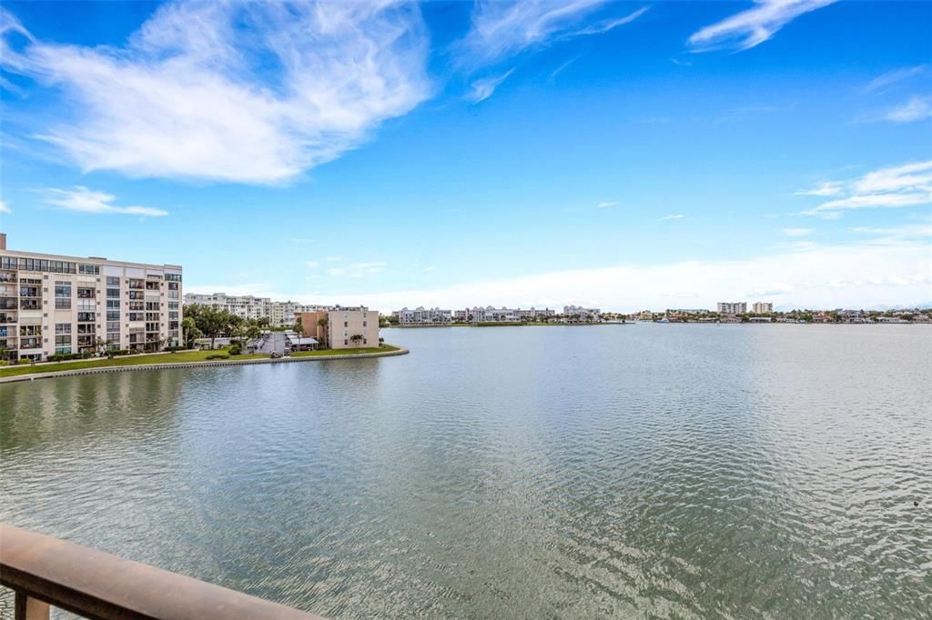 For Sale: $239,000 (2 beds, 2 baths, 1170 Square Feet)