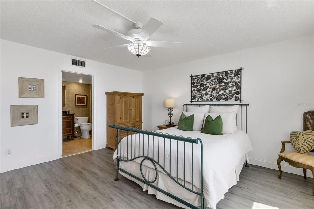 For Sale: $239,000 (2 beds, 2 baths, 1170 Square Feet)
