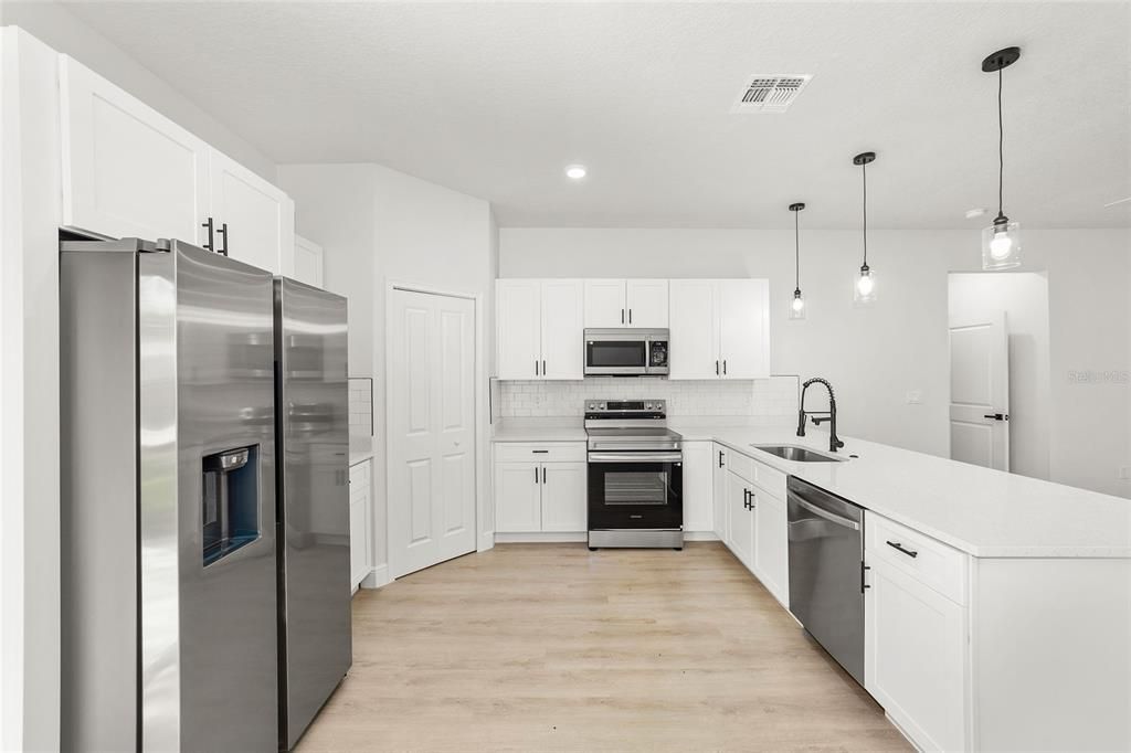 En Venta: $293,000 (4 camas, 2 baños, 1833 Pies cuadrados)