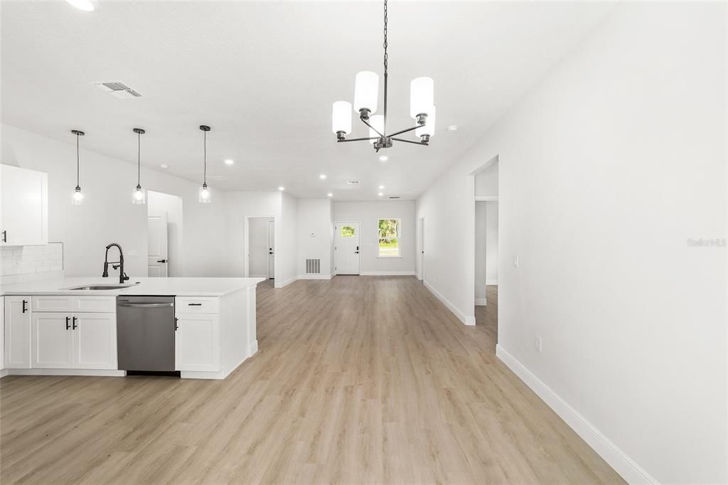 En Venta: $293,000 (4 camas, 2 baños, 1833 Pies cuadrados)