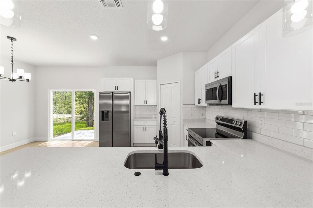 En Venta: $293,000 (4 camas, 2 baños, 1833 Pies cuadrados)