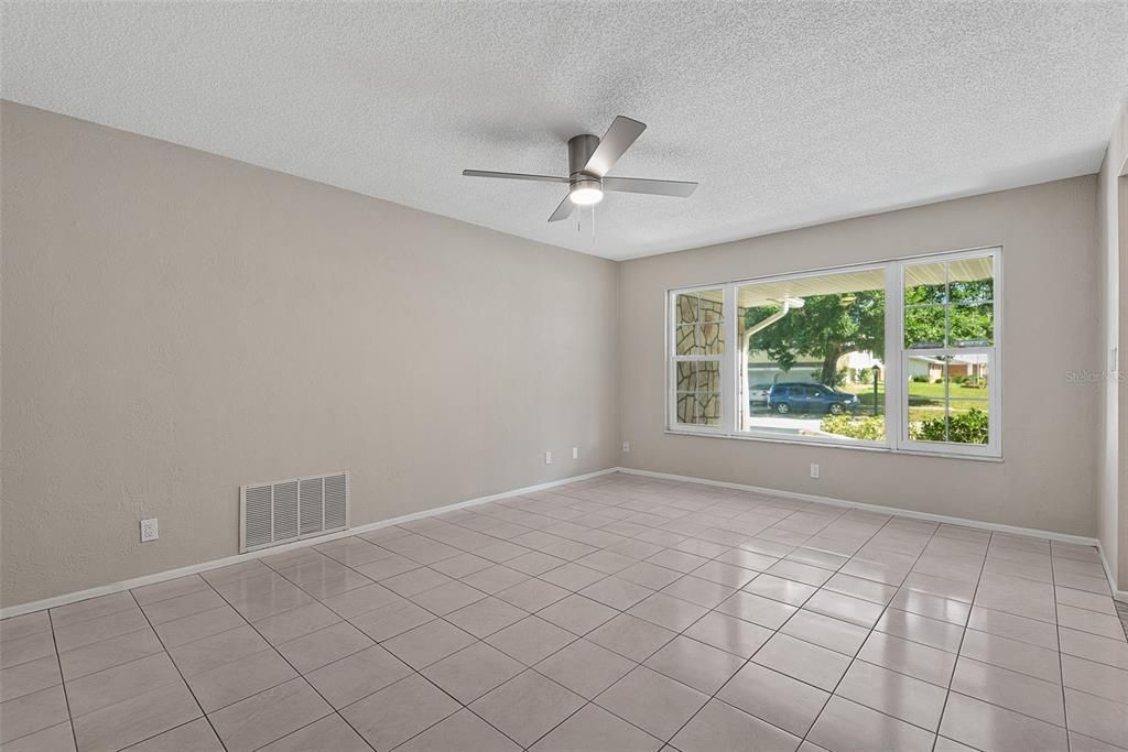 For Sale: $334,900 (3 beds, 2 baths, 1633 Square Feet)