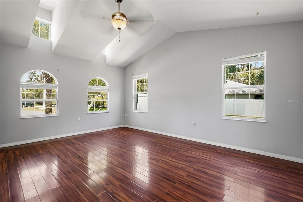 En Venta: $539,000 (4 camas, 2 baños, 2616 Pies cuadrados)