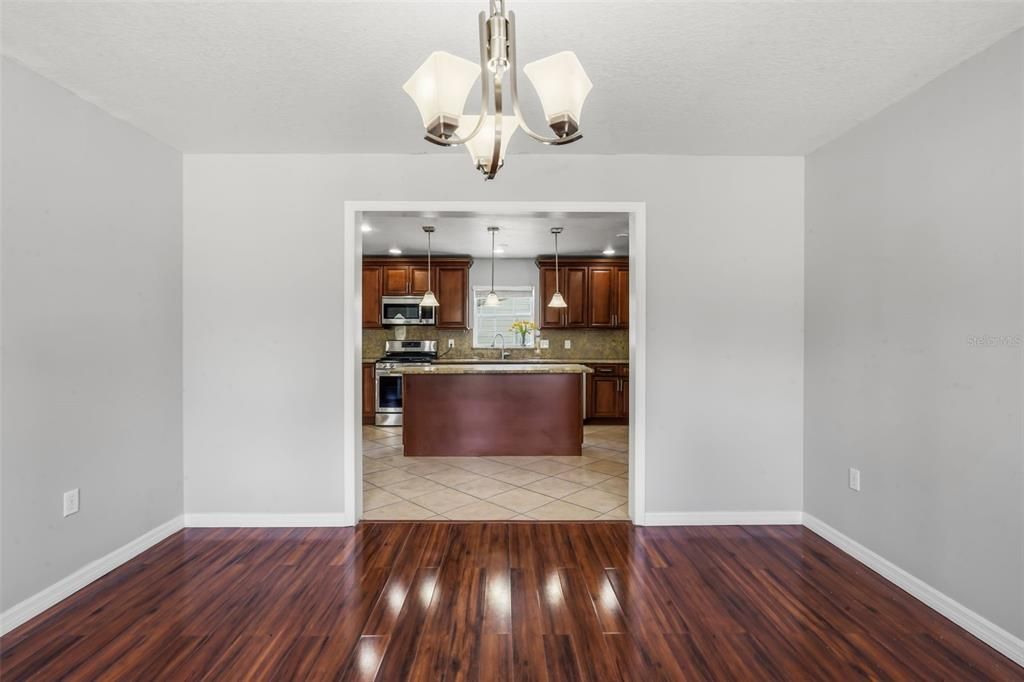 En Venta: $539,000 (4 camas, 2 baños, 2616 Pies cuadrados)