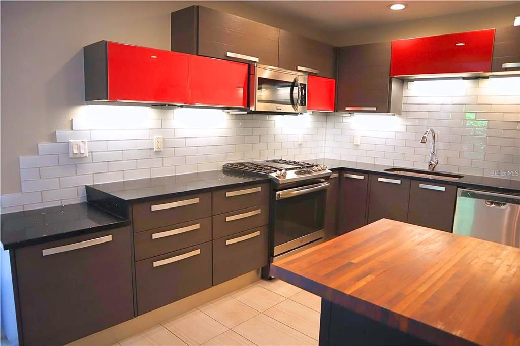 For Sale: $499,000 (2 beds, 2 baths, 1570 Square Feet)