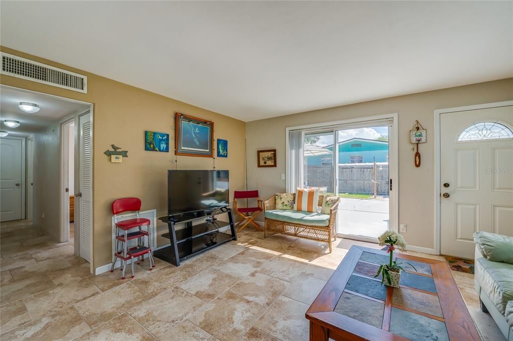 For Sale: $315,000 (3 beds, 1 baths, 1000 Square Feet)