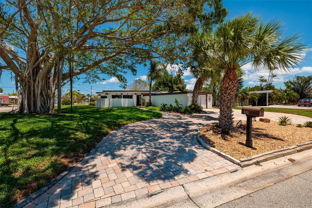 For Sale: $739,500 (2 beds, 2 baths, 1395 Square Feet)