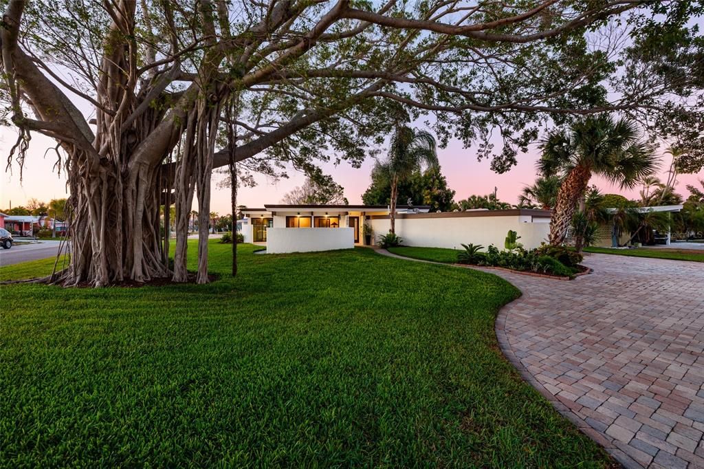 For Sale: $739,500 (2 beds, 2 baths, 1395 Square Feet)