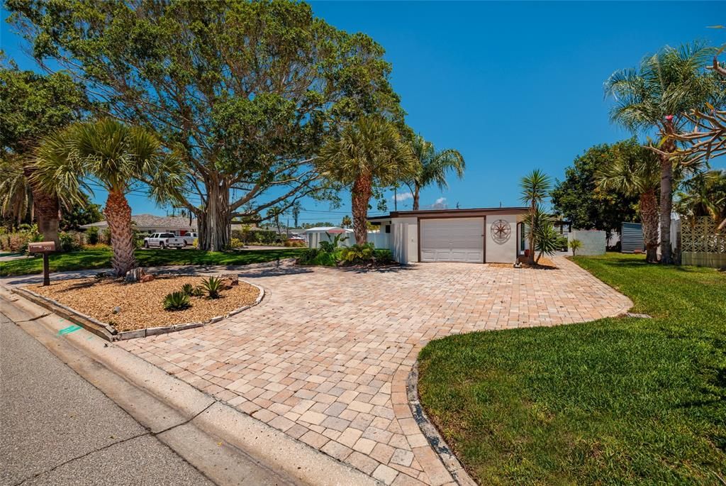 For Sale: $739,500 (2 beds, 2 baths, 1395 Square Feet)