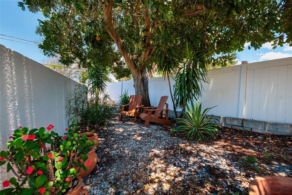 For Sale: $739,500 (2 beds, 2 baths, 1395 Square Feet)