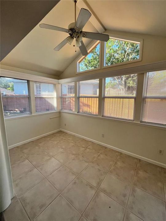 For Rent: $1,999 (2 beds, 2 baths, 923 Square Feet)