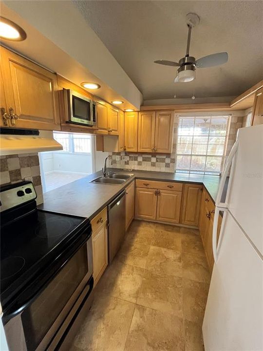 For Rent: $1,999 (2 beds, 2 baths, 923 Square Feet)