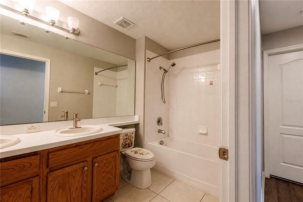En Venta: $365,000 (4 camas, 2 baños, 2010 Pies cuadrados)