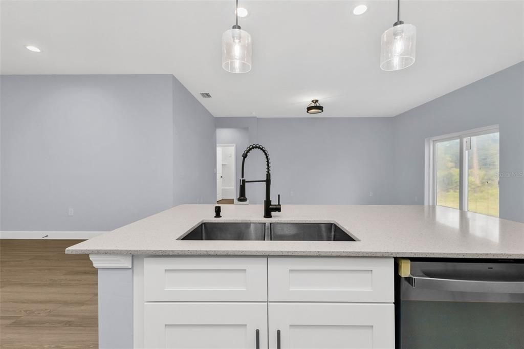 En Venta: $339,900 (4 camas, 2 baños, 1663 Pies cuadrados)