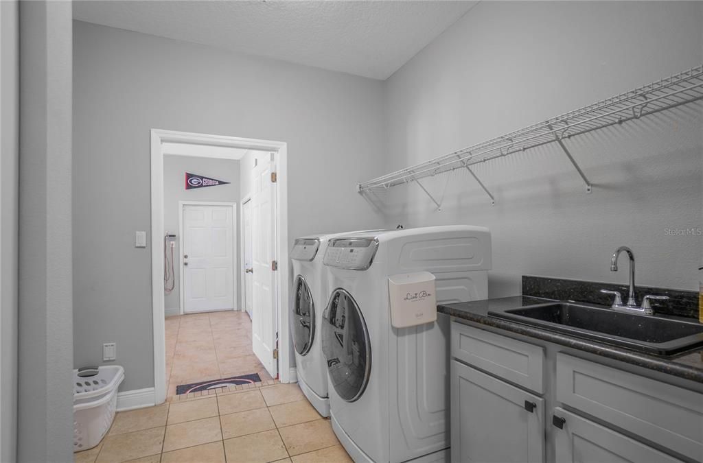 For Sale: $800,000 (5 beds, 4 baths, 4800 Square Feet)