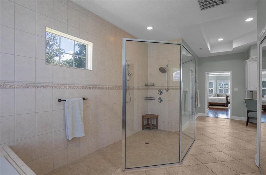 For Sale: $800,000 (5 beds, 4 baths, 4800 Square Feet)