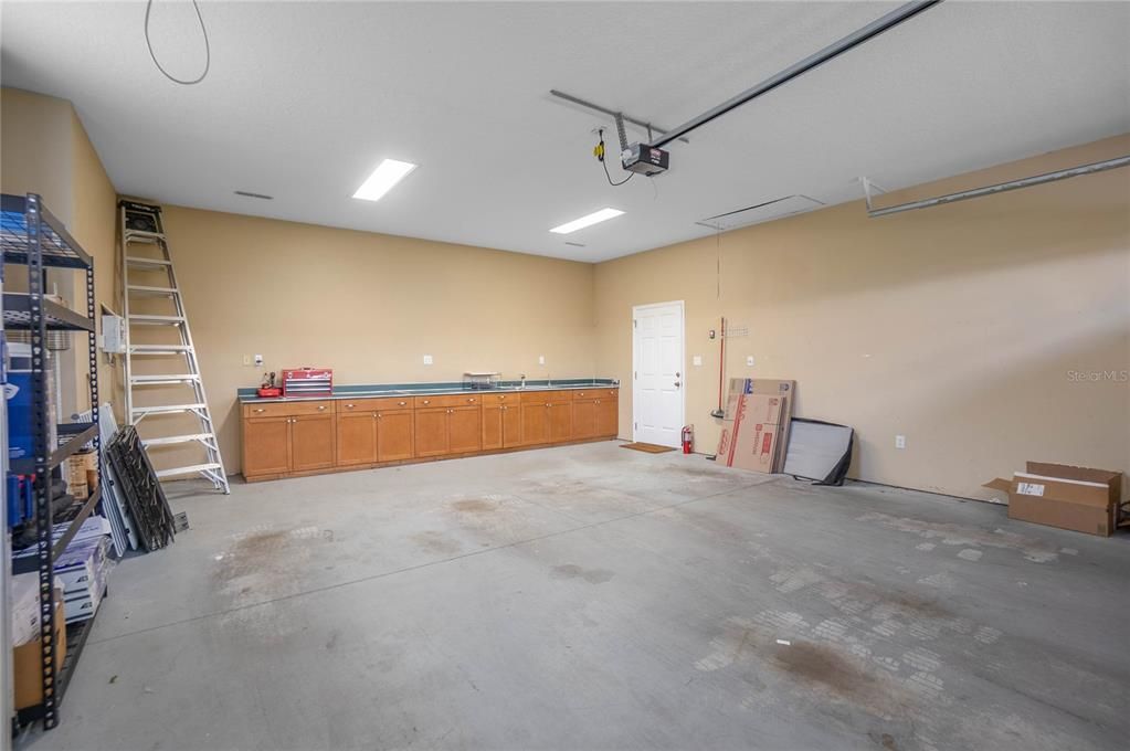 For Sale: $800,000 (5 beds, 4 baths, 4800 Square Feet)