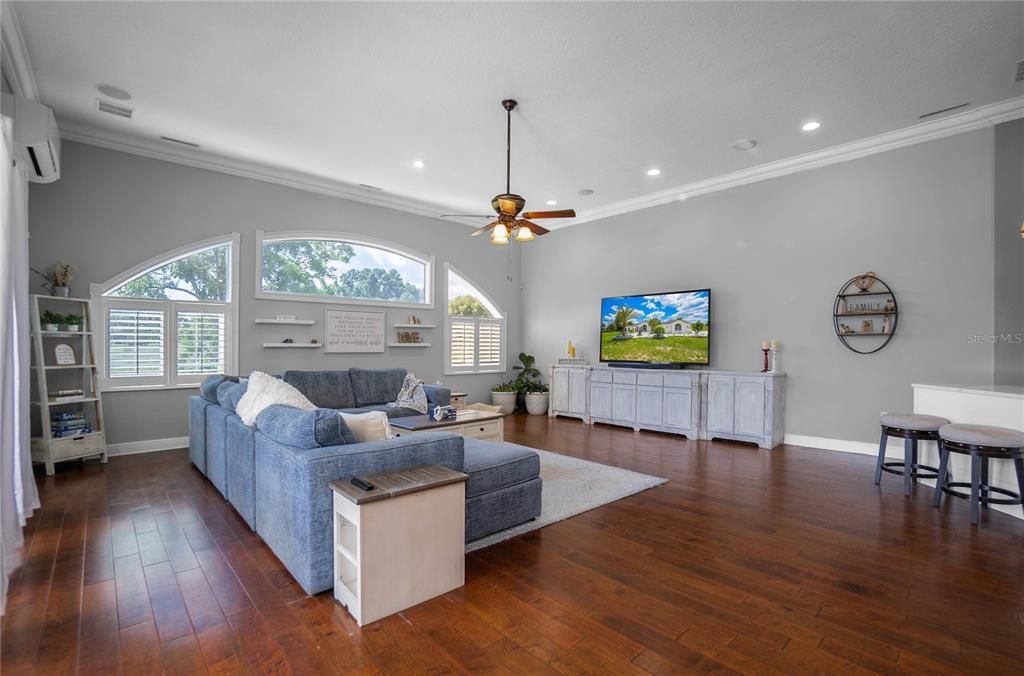 For Sale: $800,000 (5 beds, 4 baths, 4800 Square Feet)