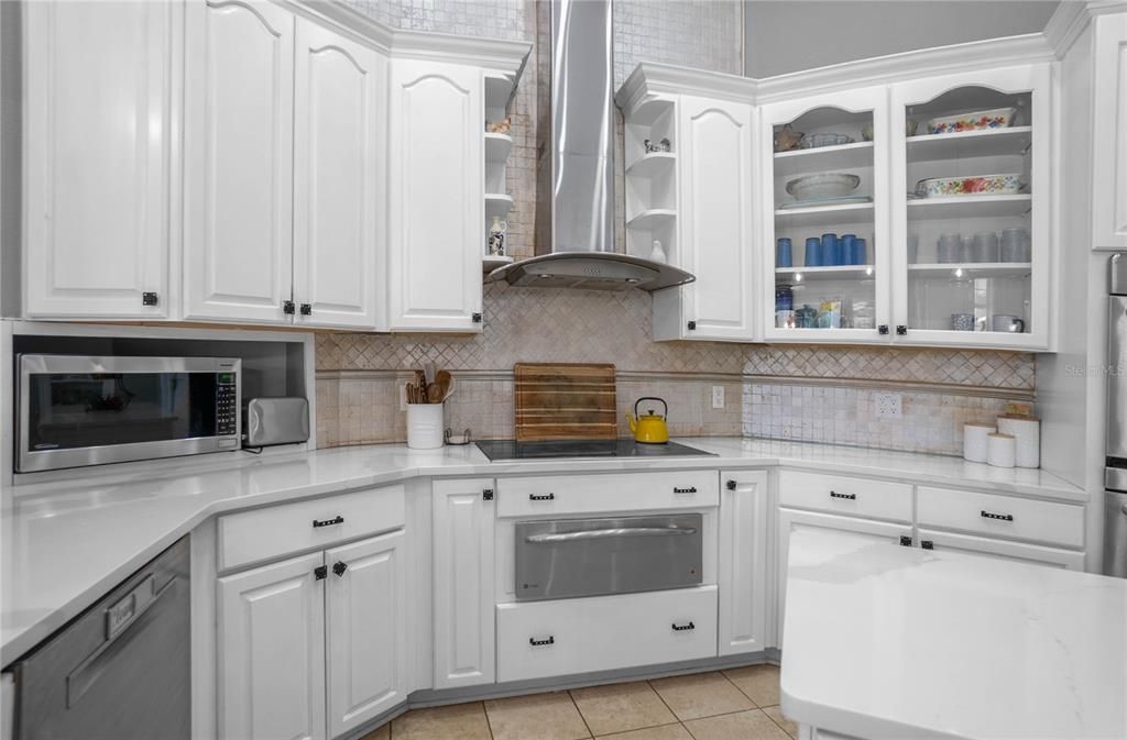 For Sale: $800,000 (5 beds, 4 baths, 4800 Square Feet)