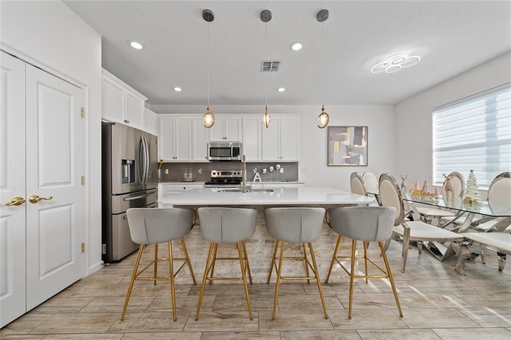 En Venta: $449,990 (4 camas, 3 baños, 2408 Pies cuadrados)