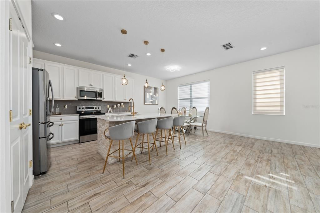En Venta: $449,990 (4 camas, 3 baños, 2408 Pies cuadrados)