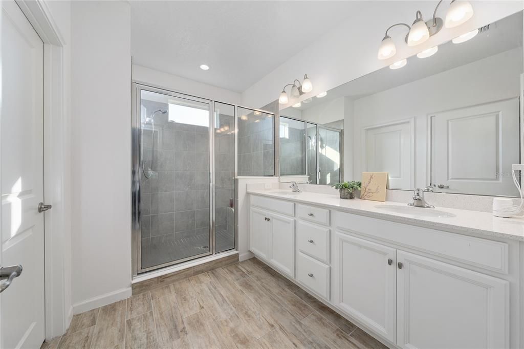 En Venta: $449,990 (4 camas, 3 baños, 2408 Pies cuadrados)