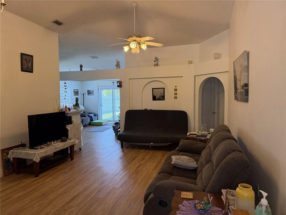 En Venta: $410,000 (4 camas, 2 baños, 1874 Pies cuadrados)