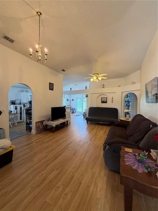 En Venta: $410,000 (4 camas, 2 baños, 1874 Pies cuadrados)