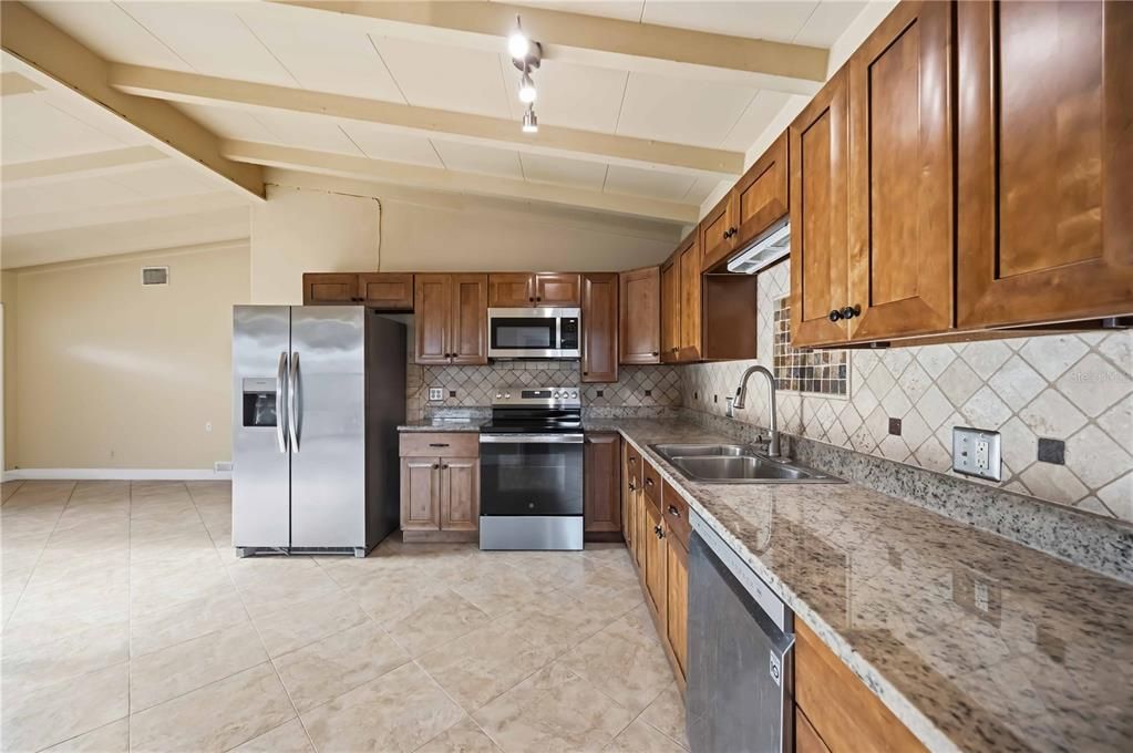 For Sale: $349,900 (3 beds, 3 baths, 1516 Square Feet)
