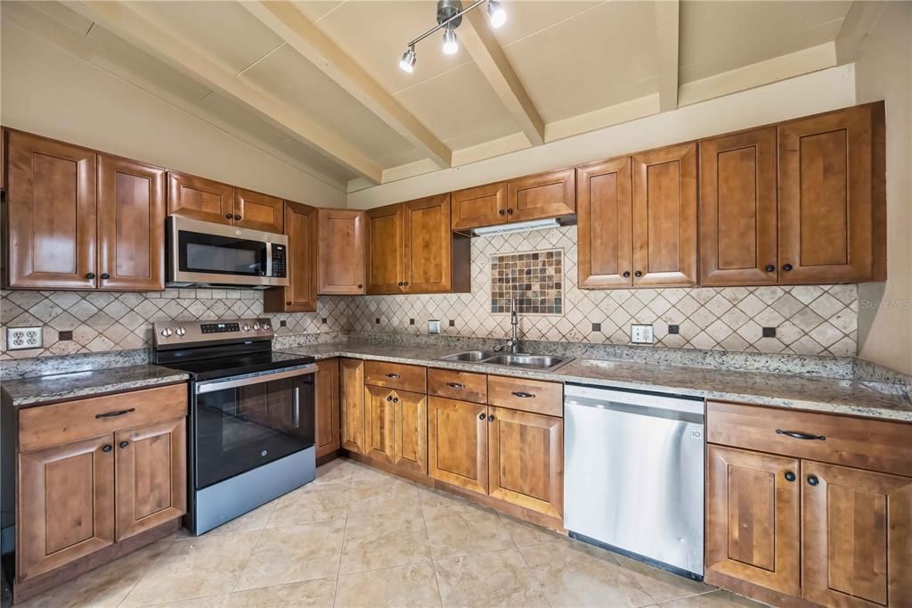 For Sale: $349,900 (3 beds, 3 baths, 1516 Square Feet)