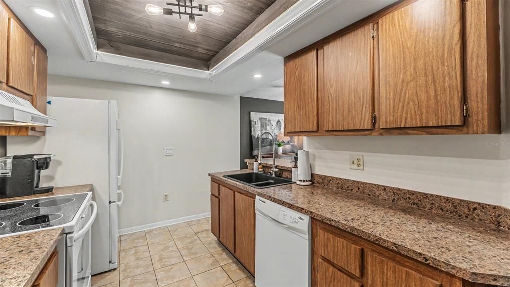 For Sale: $92,500 (1 beds, 1 baths, 854 Square Feet)