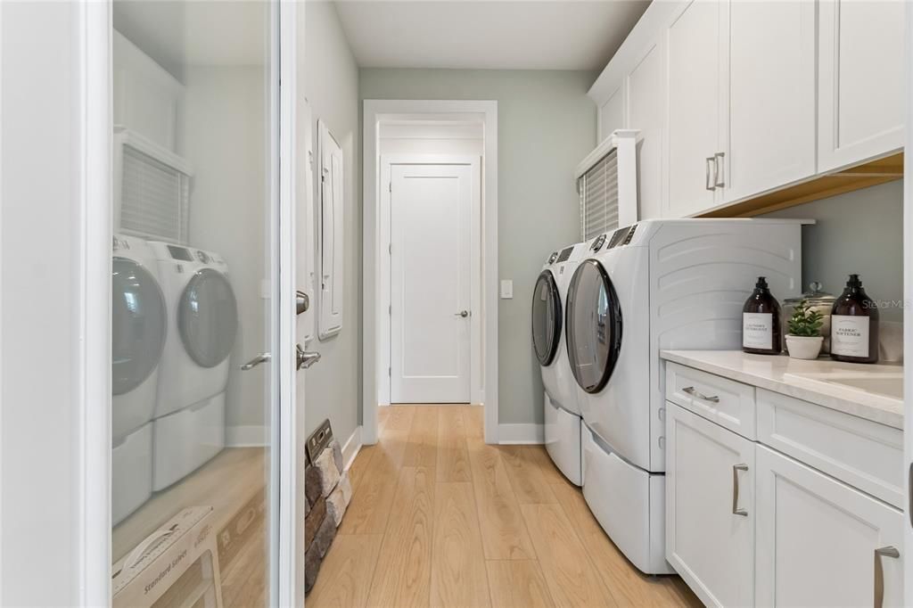 Activo con contrato: $949,999 (4 camas, 3 baños, 2193 Pies cuadrados)