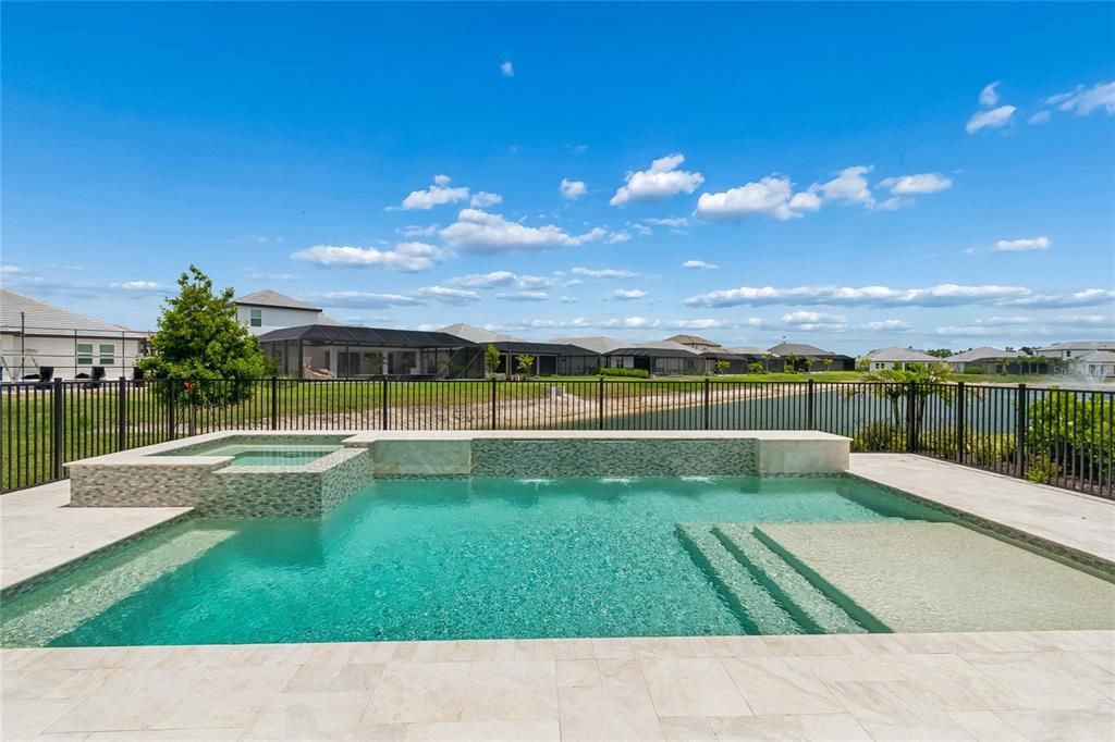 Activo con contrato: $949,999 (4 camas, 3 baños, 2193 Pies cuadrados)