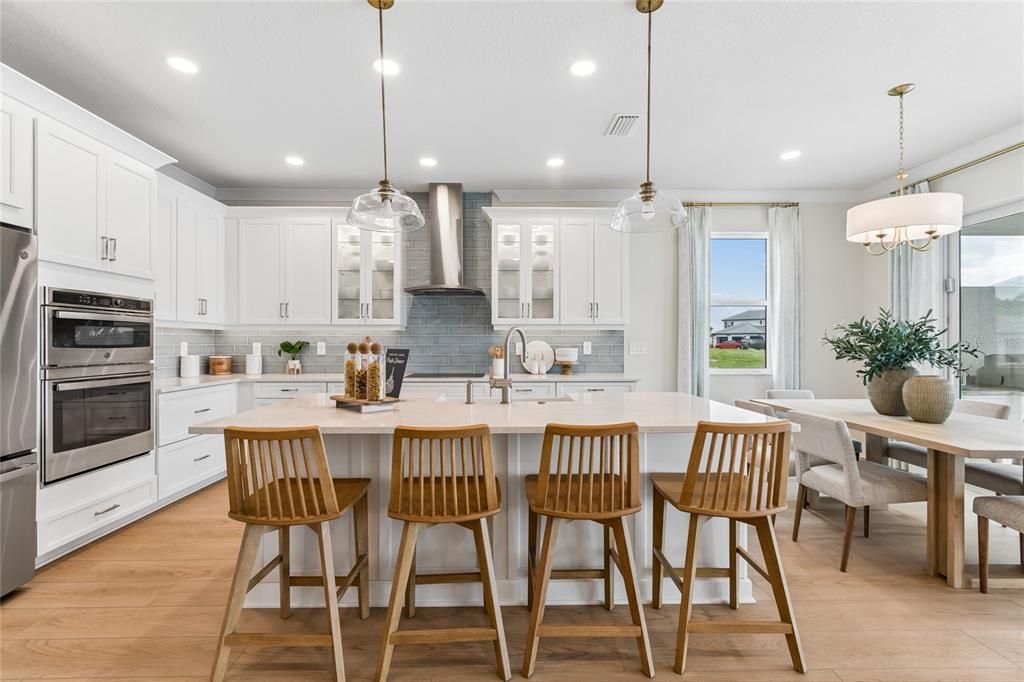 Activo con contrato: $949,999 (4 camas, 3 baños, 2193 Pies cuadrados)