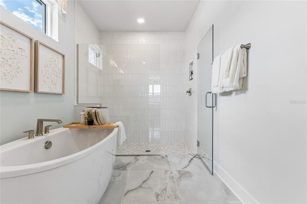 Activo con contrato: $949,999 (4 camas, 3 baños, 2193 Pies cuadrados)