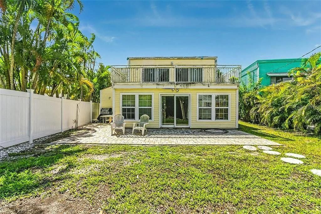 待售: $646,000 (0.14 acres)