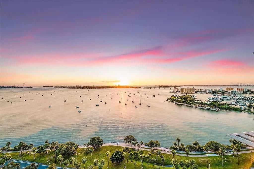 待售: $646,000 (0.14 acres)