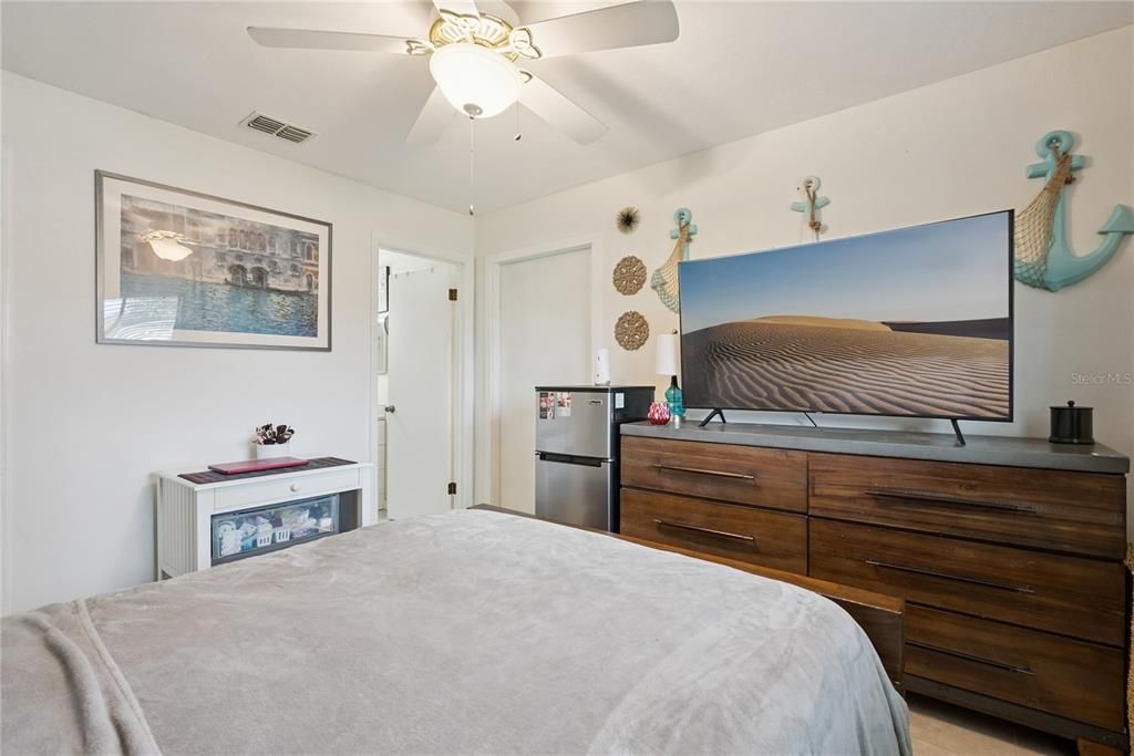 For Sale: $279,999 (3 beds, 2 baths, 1036 Square Feet)