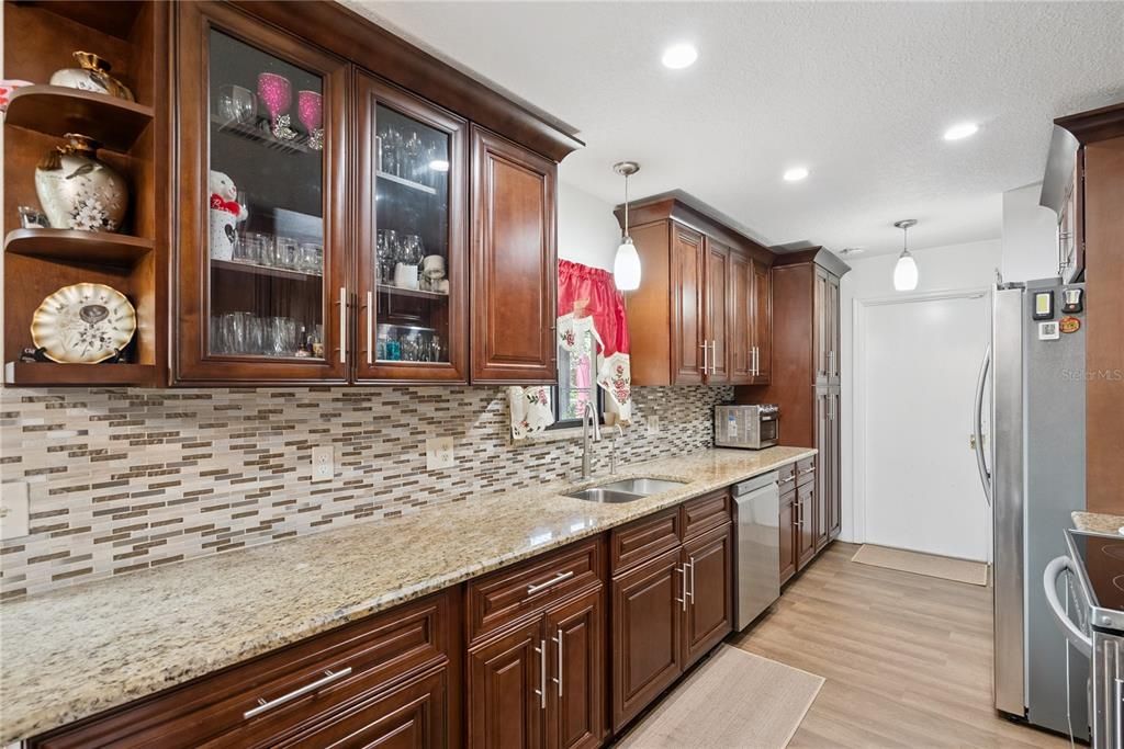 For Sale: $279,999 (3 beds, 2 baths, 1036 Square Feet)