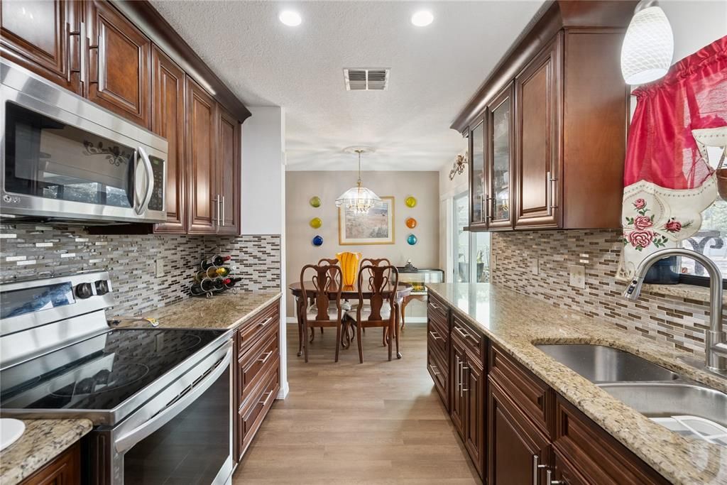 For Sale: $279,999 (3 beds, 2 baths, 1036 Square Feet)