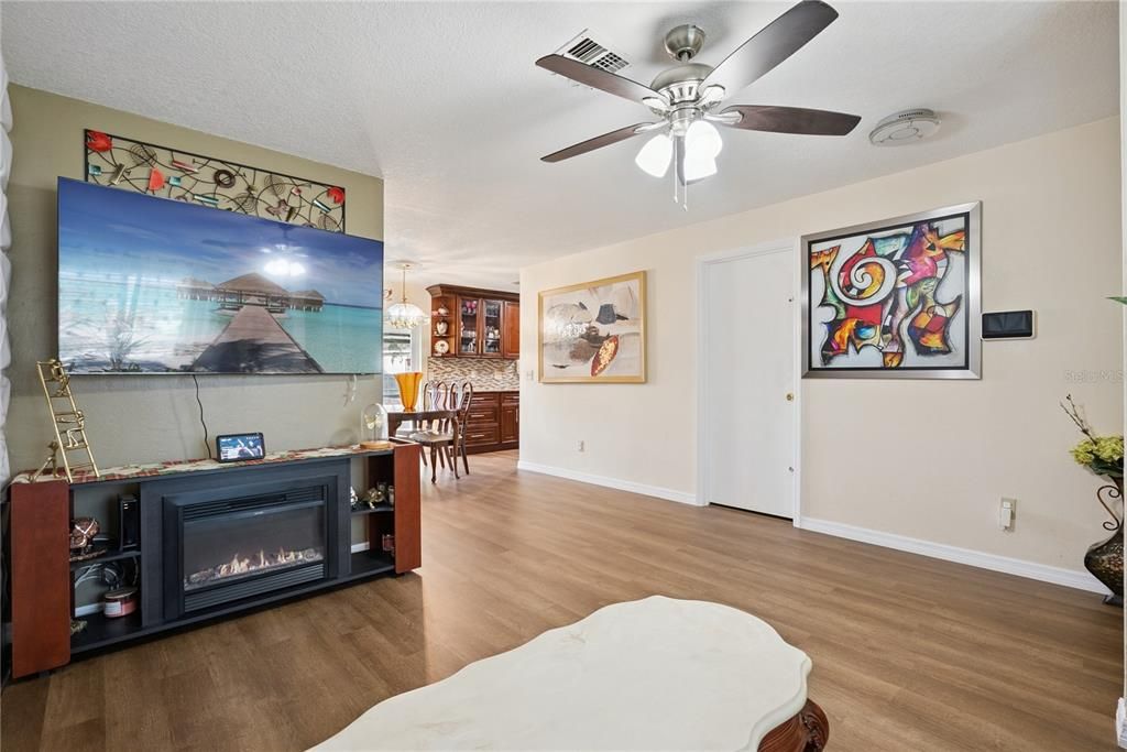 For Sale: $279,999 (3 beds, 2 baths, 1036 Square Feet)