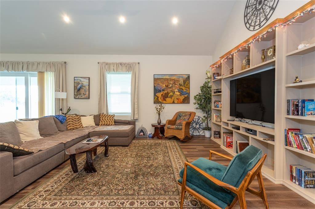 For Sale: $750,000 (3 beds, 2 baths, 2560 Square Feet)