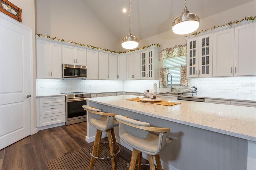 For Sale: $750,000 (3 beds, 2 baths, 2560 Square Feet)