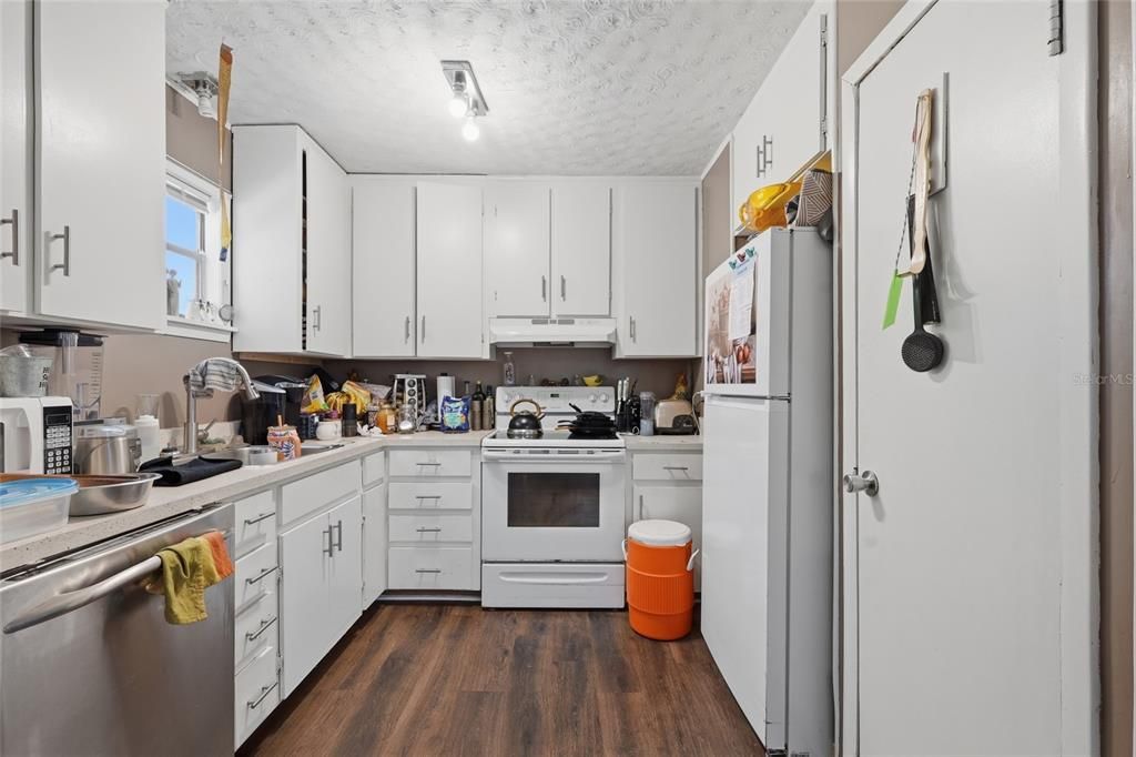 For Sale: $340,000 (5 beds, 2 baths, 2041 Square Feet)