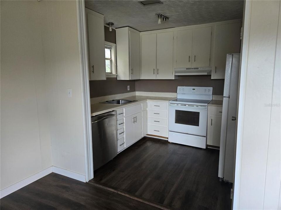 For Sale: $350,000 (5 beds, 2 baths, 2041 Square Feet)