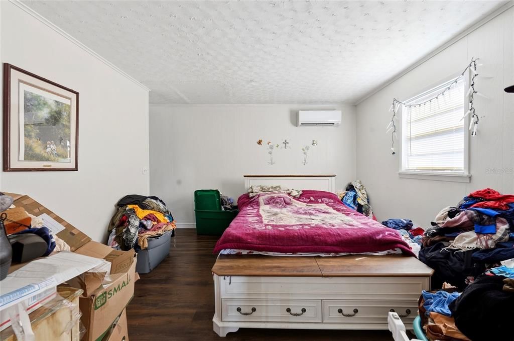 For Sale: $340,000 (5 beds, 2 baths, 2041 Square Feet)